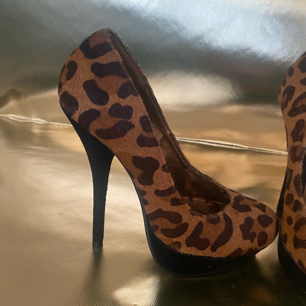 Leopard Shiekh stiletto heels, fur type material. New size 7